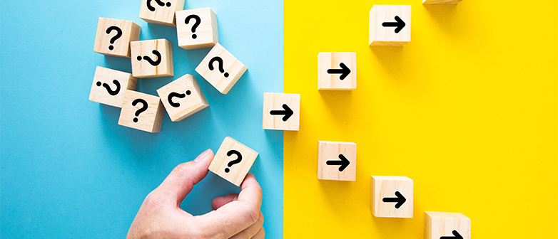 Würfel mit Pfeil und Fragezeichen