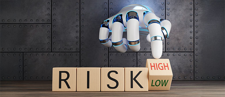 Eine futuristische Roboterhand ordnet Holzklötze mit der Aufschrift „RISK“, daneben ein Klotz mit „HIGH“ und „LOW“