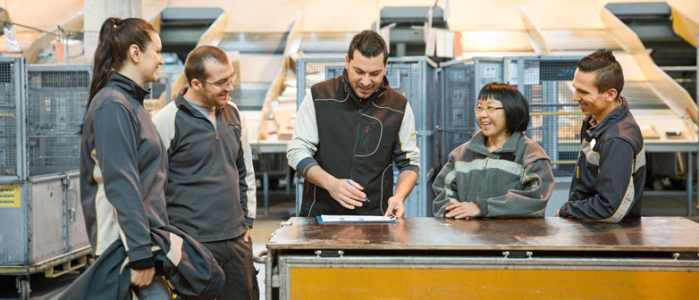 Kommunikation über die Linie: Post-Mitarbeitende beim Briefing