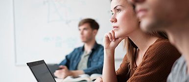 Personen sitzen in Meeting zum Thema AI Marketing Sprint