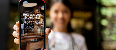 Kellnerin oder Gast zeigt App um Restaurant Erfahrung zu bewerten