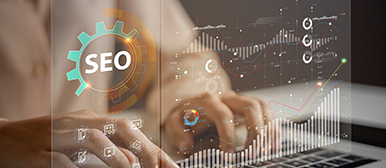 Person arbeitet am Laptop mit SEO Task auf Bildschirm