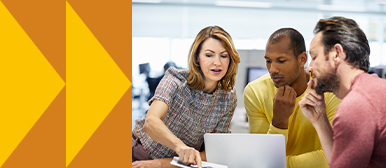 Drei Personen diskutieren konzentriert vor einem Laptop – eine Person erklärt etwas und zeigt auf den Bildschirm. Symbolbild für Kund:innenverständnis, psychologische Erkenntnisse und teamorientierte Analyseprozesse.