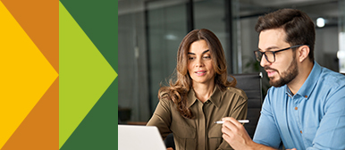 Zwei Personen arbeiten gemeinsam an einem Laptop in einem modernen Büro – Symbolbild für digitale Kundeninteraktion, Beratung und strategisches Engagement im digitalen Raum.