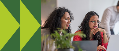 Zwei Personen arbeiten fokussiert am Laptop – Symbolbild für datenbasierte Kampagnenplanung, digitale Medienstrategien und teamorientiertes Arbeiten im Kommunikationsumfeld.