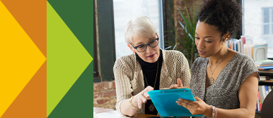 Zwei Personen analysieren Inhalte auf einem Tablet in einer modernen Arbeitsumgebung – Sinnbild für digitale Verkaufsstrategien, datenbasiertes Entscheiden und professionelles E-Commerce-Management.