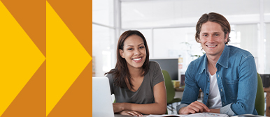 Zwei Fachpersonen sitzen vor einem Laptop und arbeiten im Team – Symbolbild für modernes Produktmanagement, marktorientiertes Denken und kundennahe Marketingstrategien.