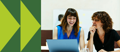 Zwei Fachpersonen betrachten gemeinsam Inhalte auf einem Laptop – Symbolbild für benutzerzentriertes Design, positive Nutzererlebnisse und kollaboratives Arbeiten im UX-Management.