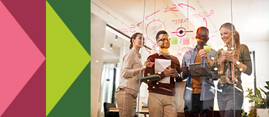 Ein Team aus mehreren Personen bespricht einen AI Case in Bezug auf Marketing und Kommunikation