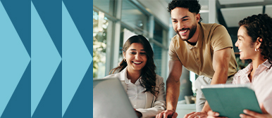 Gruppe von drei jungen Erwachsenen in einem Büro, die gemeinsam an einem Laptop arbeiten; freundliche, kollaborative Arbeitsatmosphäre