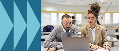 Eine Frau und ein Mann analysieren gemeinsam datengestützte Content-Strategien auf einem Laptop in einem modernen Lernumfeld – Symbolbild für zielgerichtetes Marketing und kollaborative Analyseprozesse.