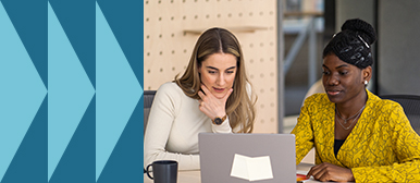 Zwei Fachpersonen analysieren Inhalte auf einem Laptop in einem modernen Raum – Symbolbild für den Einsatz generativer KI, kreative Anwendungen und strategische Nutzung künstlicher Intelligenz in Marketing und Kommunikation.