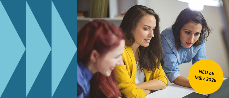 Drei Personen in der Weiterbildung SAS KI-Recht und -Ethik in Kundenbeziehungen arbeiten an einer Gruppenarbeit.