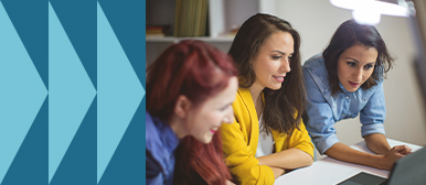 Drei Fachpersonen analysieren ethische und rechtliche Aspekte von KI in Kundenbeziehungen an einem Laptop.