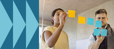 Zwei Fachpersonen planen die die strategische Nachhaltigkeitskommunikation mit bunten Klebezetteln an einer Glaswand.