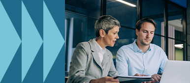 Zwei Fachpersonen analysieren digitale Nutzererfahrung am Laptop – praxisnaher Einblick in UX Design.