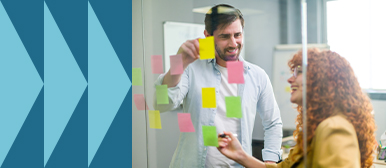 Team plant UX-Projekt mit farbigen Sticky Notes an Glaswand – kollaborative Arbeitsweise im User Experience Design.