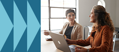 Zwei UX-Expertinnen diskutieren Nutzerforschungsergebnisse am Laptop – praxisnahes Setting für UX Research.