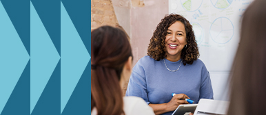 UX-Strategin präsentiert Nutzerzentrierungsstrategie im Teammeeting – Fokus auf strategische Planung im UX Design.