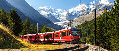 Ein SBB Zug fährt durch die Schweizer Berglandschaft