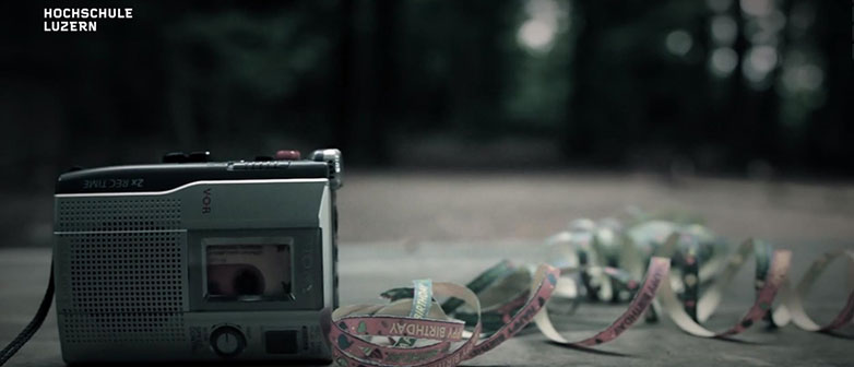 Eventszenario: Musikgerät und Dekoration Luftschlangen im Wald auf einem Tisch