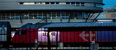 Ausschreibung oder Direktvergabe? Ein Zug fährt ein in den Bahnhof Luzern.