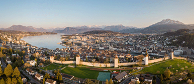 Luzern sicht von oben auf Stadt und Museggmauer