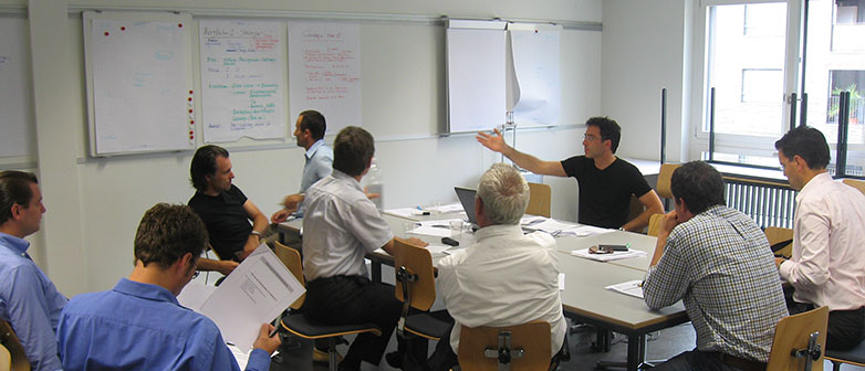 Destinations-Management Planspiel mit Teilnehmenden in einem Schulzimmer