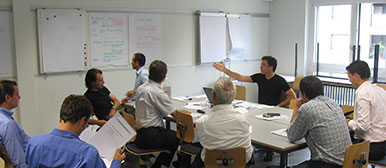 Destinations-Management Planspiel mit Teilnehmenden in einem Schulzimmer