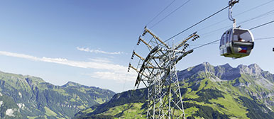 Gondel-Seilbahn, im Hintergrund Berge