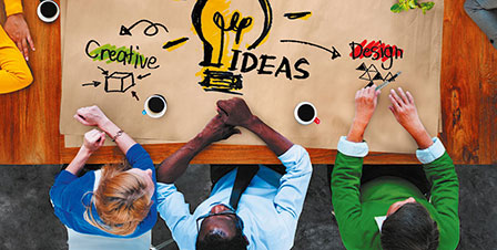 Kreativitätsbesprechung mit drei Personen an einem Tisch