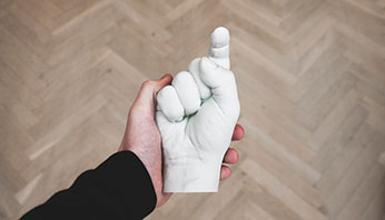 Eine Person hält eine Gipshand