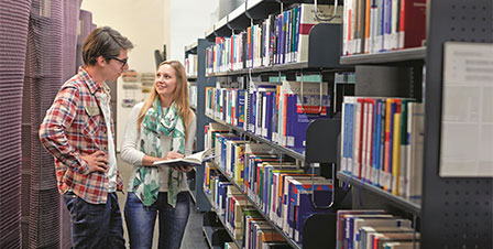 zwei Studierende in der Bibliothek