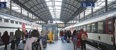 Bahnhof Luzern, Menschen, Menschen steigen in den Zug