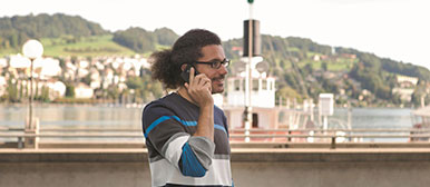 Mann telefoniert unterwegs, auf dem Schiff, Vierwaldstättersee