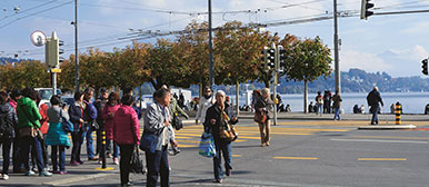 Menschen überqueren Fussgängerstreifen, viele Menschen, Fussgängerstreifen