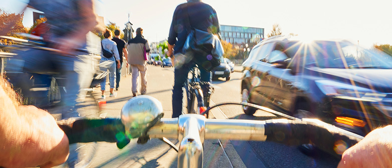 Person am Velo fahren