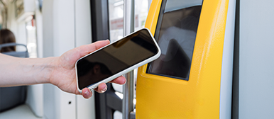 Kontaktloses Zahlen im Bus
