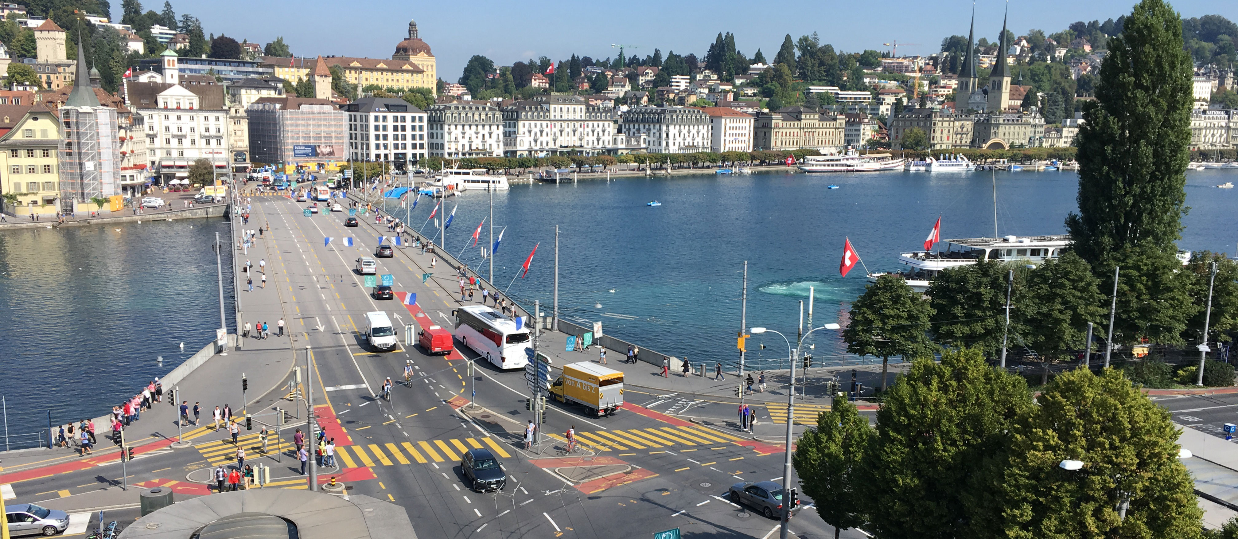 Seebrücke, Verkehr bei strahlendem Sonnenschein, im Hintergrund Altstadt Luzern