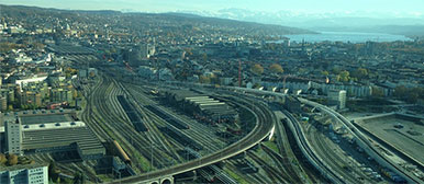 Luftaufnahmen Gleise Zürich, See Zürich und Berge im Hintergrund