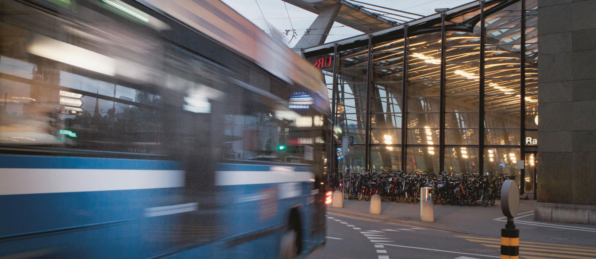 VBL-Bus während Fahrt, im Hintergrund Bahnhofhalle Luzern
