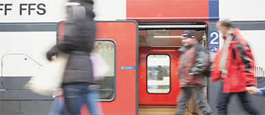 Menschen vor einem doppelstöckigen Zug der SBB