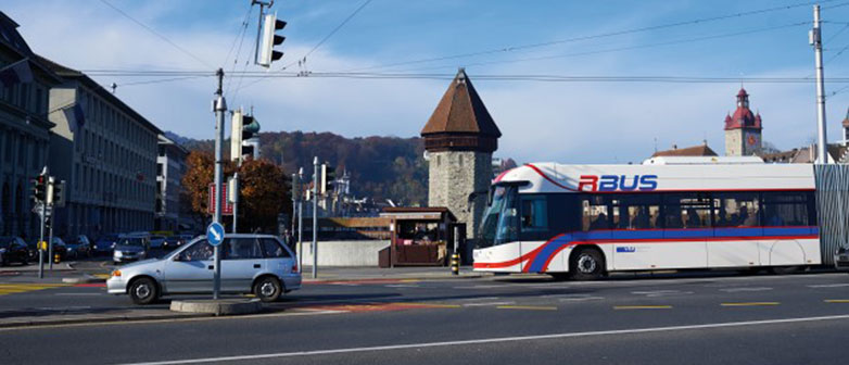 Verkehr auf Seebrücke mit Wasserturm im Hintergrund