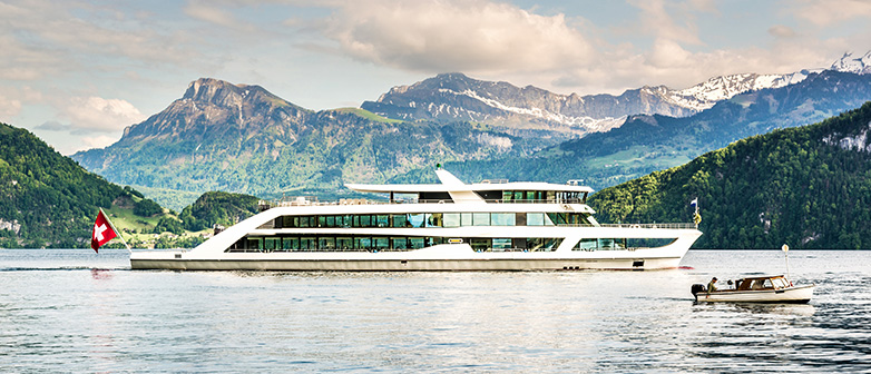 Passagierschiff MS Diamant bei Weggis auf dem Vierwaldstättersee