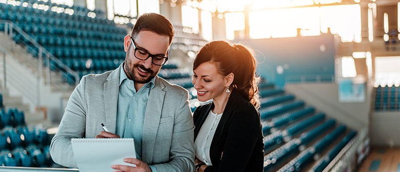 Mann und Frau planen Event in Halle
