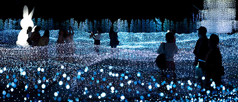 Event in der Nacht mit Lichtshow und weissem Hasen