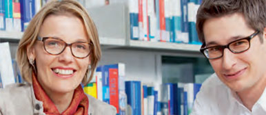 Zwei sich weiterbildende in der Bibilothek