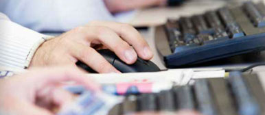 Hände tippen auf Tastaturen