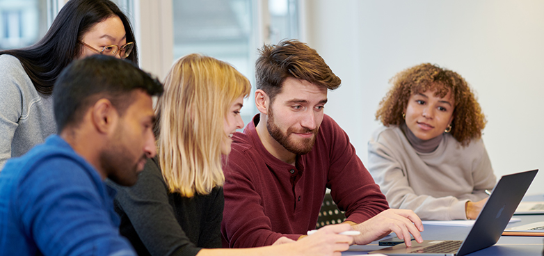 Studenten vor einem Laptop