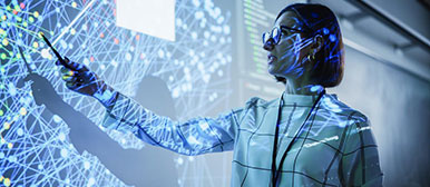 Frau vor einem Bildschirm mit Datenvisualisierung